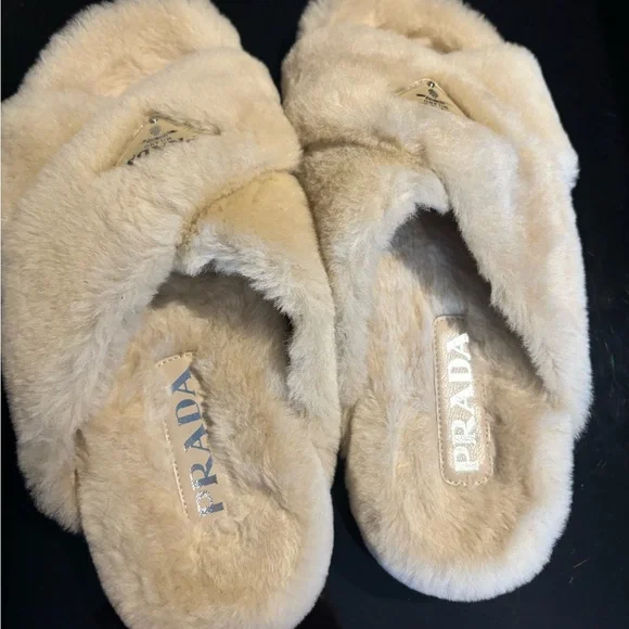 Prada Fussbett Fluffy Genuine Shearling Slide Sandal in excellent condition - Picture 4 of 7